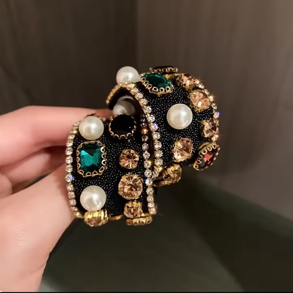 Baroque Noir Pearl Crystal Earrings - Picture 3 of 4